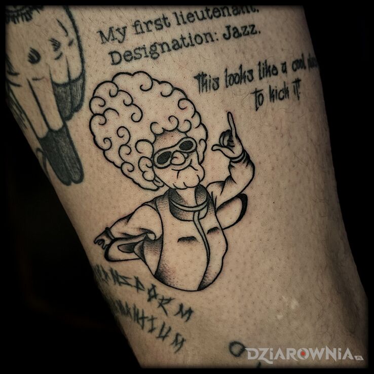 Tatuaż Babcia z "Czerwony Kapturek - Historia Prawdziwa" w motywie małe i stylu graficzne / ilustracyjne na nodze