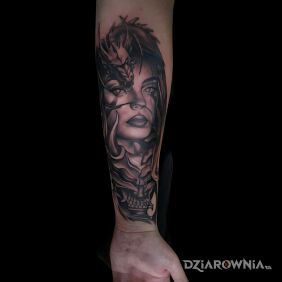 Tatuaż 1 sesja - kobiecy portret ze smokiem na ręce motyw: smoki styl: realistyczne