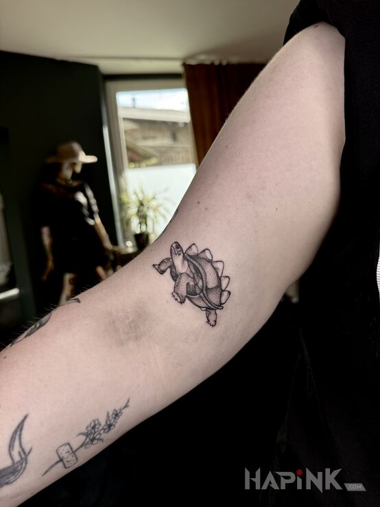 Tattoo Little Turtle in black and gray motif and graphic / illustrative style on the bicep