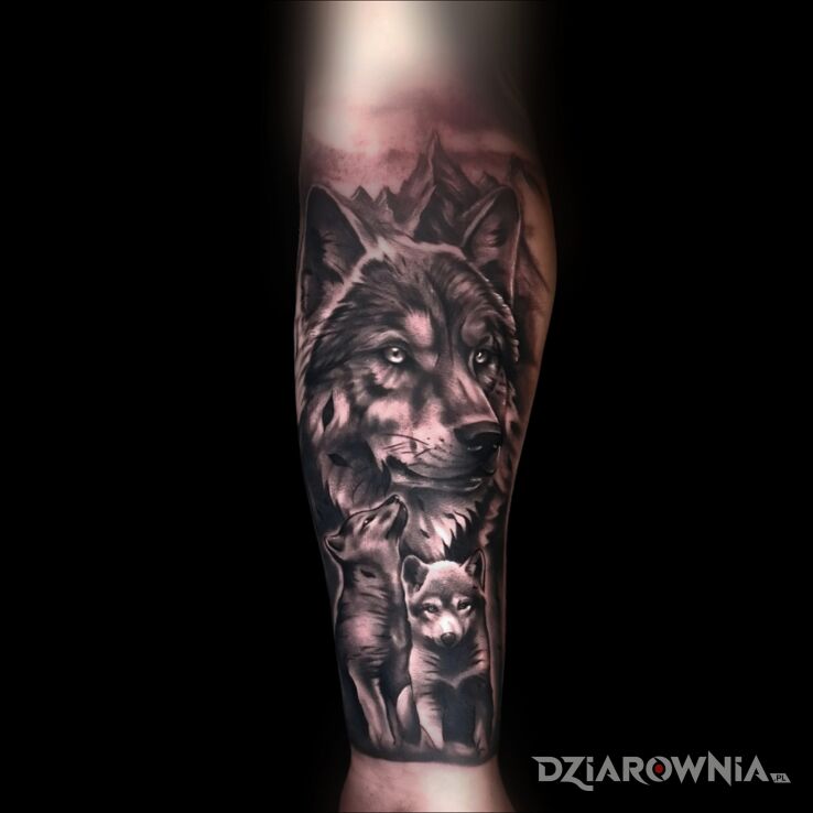 Tatuaż Wilk z małymi w motywie zwierzęta i stylu realistyczne na przedramieniu