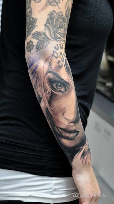 Tatuaż twarz kobieca w motywie 3D i stylu realistyczne na przedramieniu