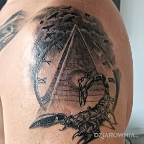 Tatuaż Skorpion na ramieniu motyw: czarno-szare styl: realistyczne