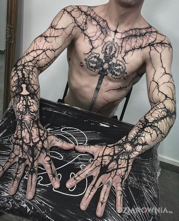 Tatuaż Na czarno poplątany w motywie czarno-szare i stylu blackwork / blackout na ramieniu