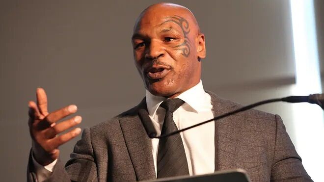 przemawiający mike tyson w garniturze