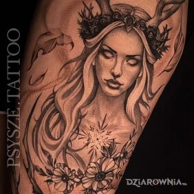 Tatuaż Portret leśnej zjawy na udzie motyw: kwiaty styl: realistyczne