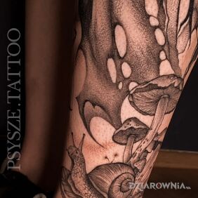 Tatuaż Fragment z leśnej nogawki w dotworku na nodze motyw: florystyczne styl: dotwork