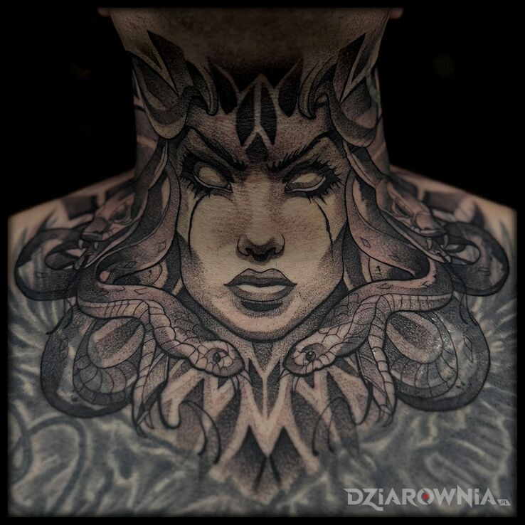 Tatuaż Meduza osiadła na szyi w motywie fantasy i stylu dotwork na gardle