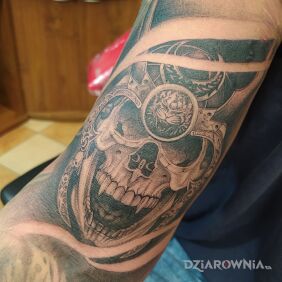 Tatuaż Starożytna czaszka z ominięciem bieli na bicepsie motyw: czarno-szare styl: realistyczne