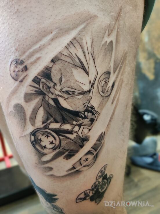 Tatuaż Vegeta z ominięciem bieli w motywie postacie i stylu kreskówkowe / komiksowe na udzie
