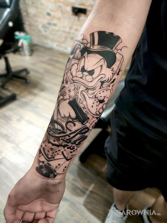 Tatuaż Kompozycja w stylu oldschool, z ominięciem bieli w motywie przedmioty i stylu kreskówkowe / komiksowe na ręce