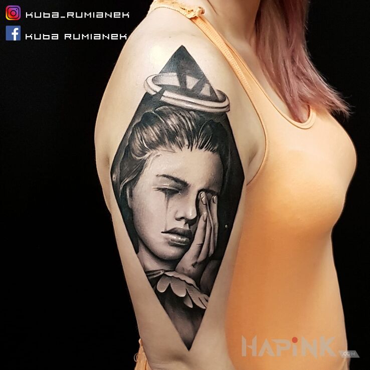 Tattoo Anioł in religious motif and realistic style on the upper arm