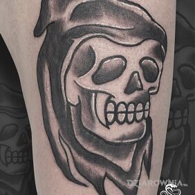 Tatuaż ⚓💀 Oldschoolowa klasyka 💀⚓️ na nodze motyw: czaszki styl: oldschool