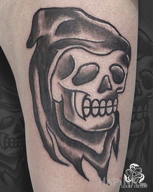 Tattoo ⚓💀 Oldschool Classic 💀⚓️ in dark motif and oldschool style on the leg
