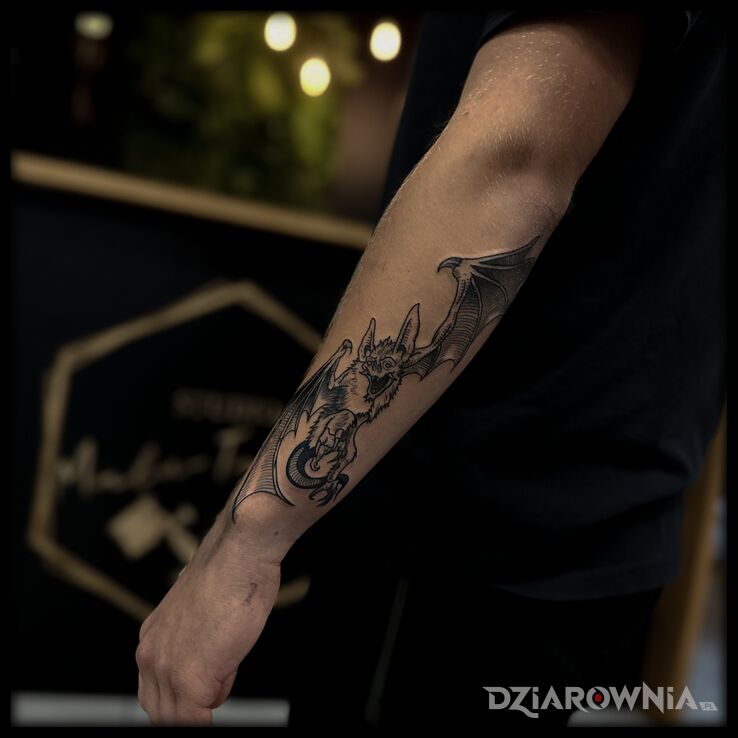 Tatuaż Latający gremlin w motywie fantasy na ręce