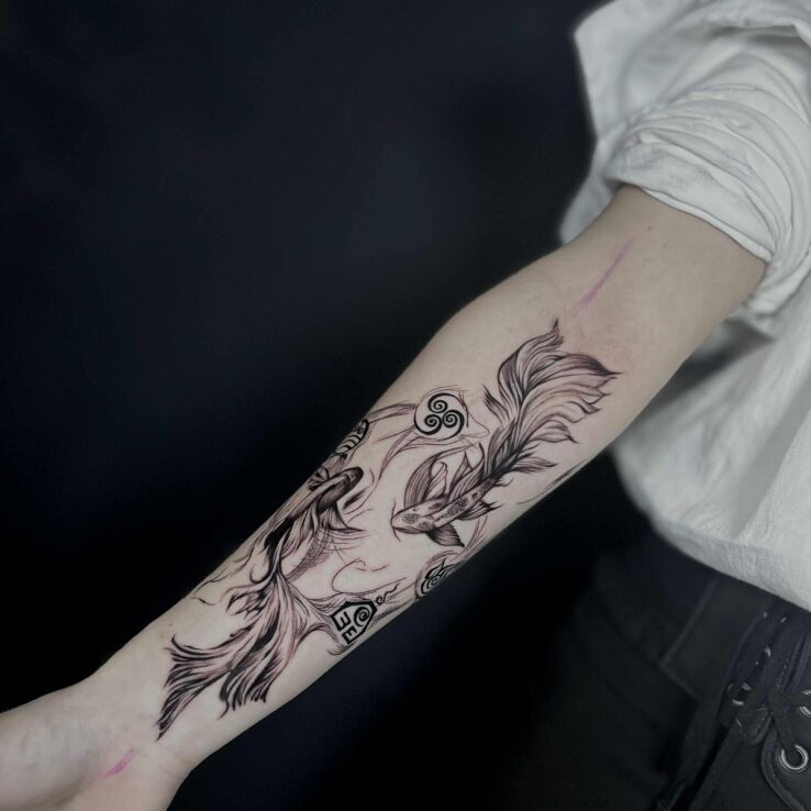 Tattoo Fish with Japanese vibe in animals motif and graphic / illustrative style On the arm