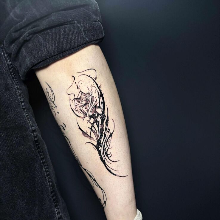 Tattoo Rose in Neotribal in dark motif on the tibia