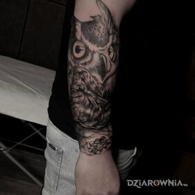 Tatuaż Sowa na ręce motyw: czarno-szare styl: realistyczne