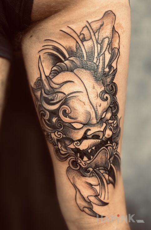 Tattoo Japanese Mask in black and gray motif and graphic / illustrative style on the leg
