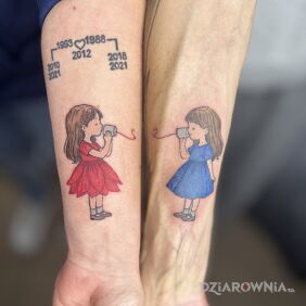 Tatuaż Dwie dziewczynki jako symbol wspólnej przyjaźni na przedramieniu motyw: kolorowe styl: kreskówkowe / komiksowe