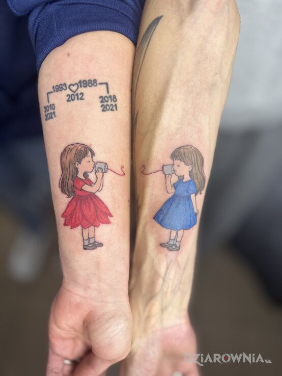 Tatuaż Dwie dziewczynki jako symbol wspólnej przyjaźni w motywie miłosne i stylu kreskówkowe / komiksowe na przedramieniu
