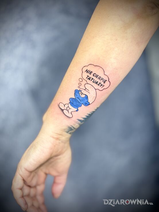 Tatuaż Smerf maruda w motywie postacie i stylu kreskówkowe / komiksowe na ręce