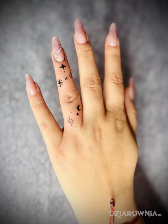 Tatuaż Tatuaże na palcach w motywie ornamenty i stylu minimalistyczne na palcach