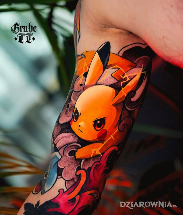 Tatuaż Pikachu tattoo w motywie kolorowe i stylu kreskówkowe / komiksowe na bicepsie