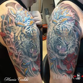 Tattoo Tiger on the upper arm motif: flowers style: japanese / irezumi
