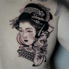 Tatuaż Gejsza z maską Hannya na łopatkach motyw: czarno-szare styl: graficzne / ilustracyjne