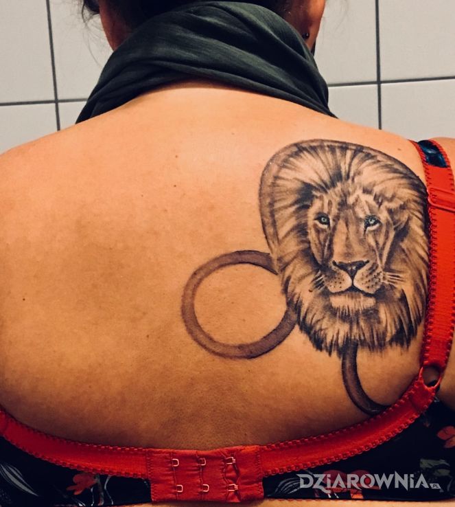 Tatuaż nieudany tatuaz w motywie zwierzęta na łopatkach