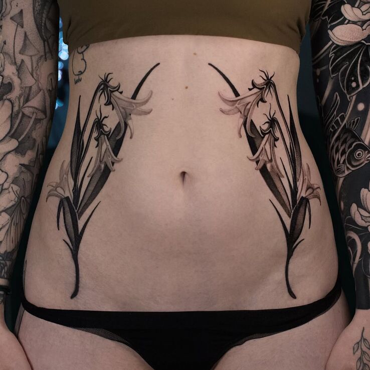 Tatuaż Kwiaty na brzuchu w motywie kwiaty i stylu dotwork na brzuchu