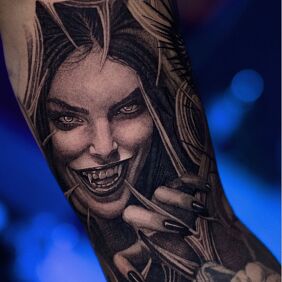 Tatuaż Mroczny portret wampirzycy na bicepsie motyw: twarze styl: dotwork