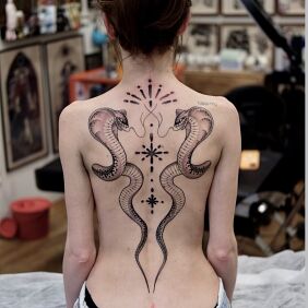 Tatuaż Symetryczne kobry z ornamentem na plecach motyw: czarno-szare styl: dotwork