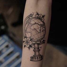 Tatuaż Globus z kwiatami na ręce motyw: przedmioty styl: dotwork