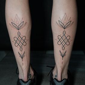 Tatuaż Ornament z motywem lotosu na łydce motyw: ornamenty styl: kontury / linework