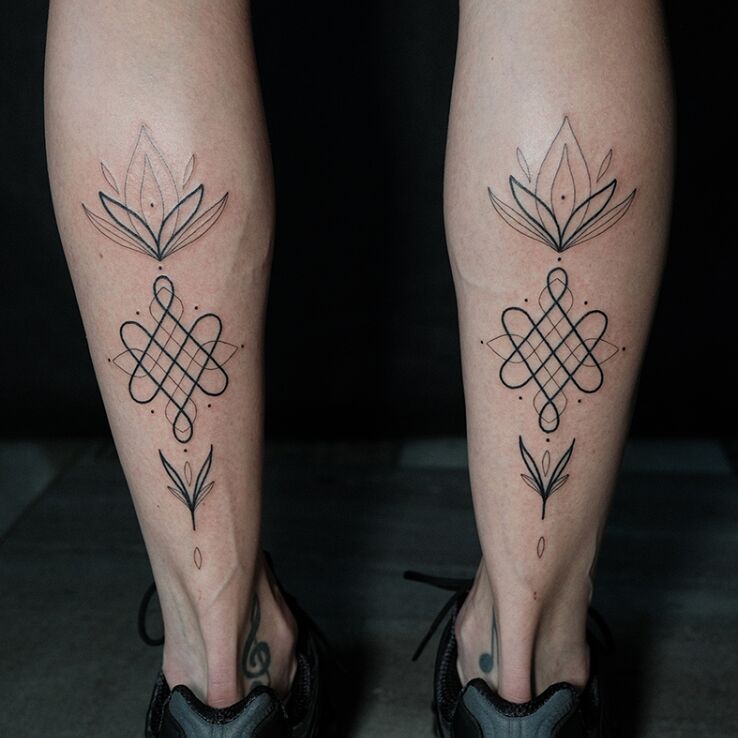 Tattoo Ornament with lotus motif in black and gray motif and contour / linework style on the calf