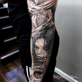 Tatuaż Kobieta pod różą na przedramieniu motyw: 3D styl: realistyczne