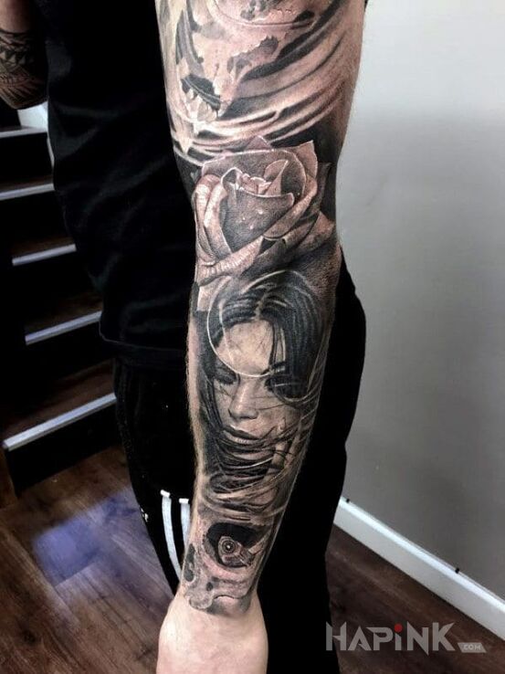 Tattoo Kobieta pod różą in 3D motif and realistic style on the upper arm