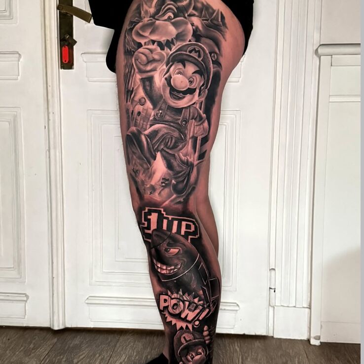 Tattoo Mario – Black and Gray Leg Tattoo in black and gray motif and cartoon / comic book style on the tibia