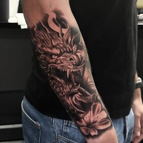 Tatuaż Smok – rękaw w stylu black&grey na ręce motyw: smoki styl: realistyczne
