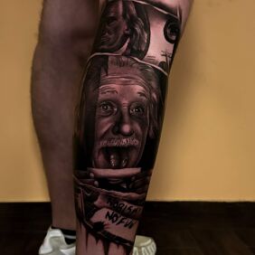 Tatuaż Einstein rolluje na nodze motyw: czarno-szare styl: realistyczne