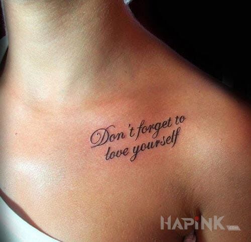 Tattoo Nie zapominaj in lettering motif on the collarbone