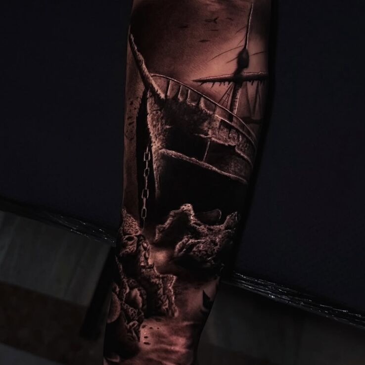 Tattoo Shipwreck – black & grey tattoo in 3D motif and realistic style on the forearm