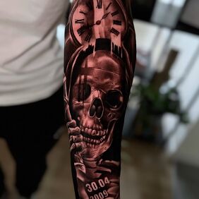 Tattoo Skull with Clock On the arm motif: dark style: realistic