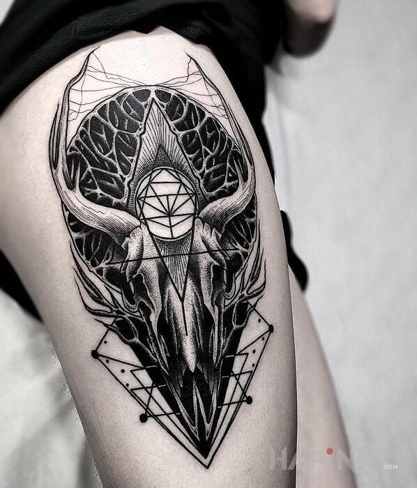 Tattoo Głowa kozy in skulls motif on the leg