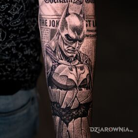 Tatuaż Rękaw w trakcie, zaczynamy od Batmana:) na przedramieniu motyw: czarno-szare styl: realistyczne