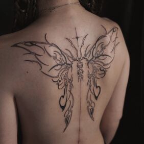 Tatuaż Motyl w stylu neo-tribal na łopatkach motyw: skrzydła styl: neo tribal
