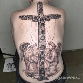 Tatuaż Święta muzyka na plecach motyw: czarno-szare styl: graficzne / ilustracyjne