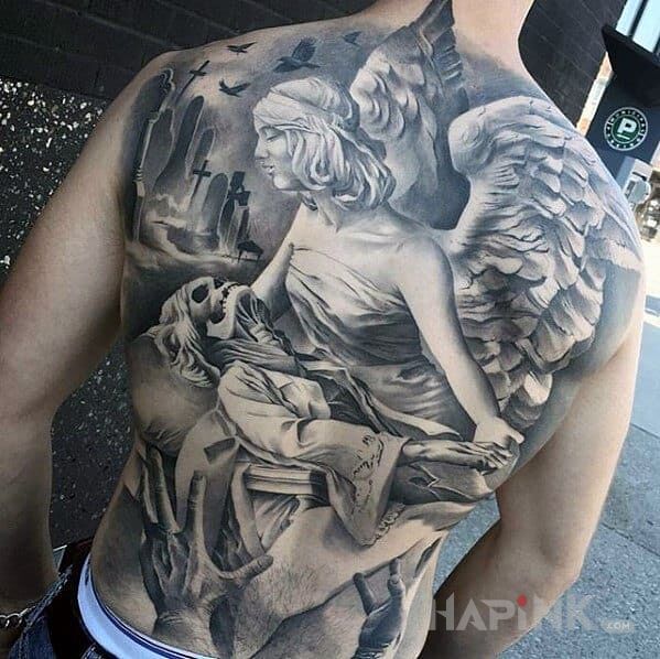 Tattoo W objęciach anioła in skulls motif and realistic style on the back