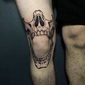Tattoo Human skull around the knee on the thigh motif: dark style: engravings / gravure